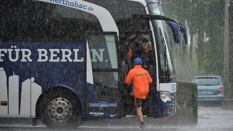 Bei einer Attacke gegen den Bus von Hertha BSC entstehen leichte Sachschäden.