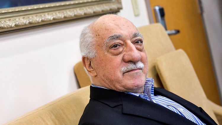 Gülen lebt seit 1999 in den USA, im Bundesstaat Pennsylvania.