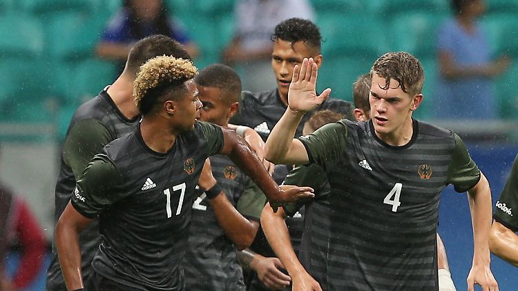 Abklatschen nach einer guten Leistung: Serge Gnabry und Matthias Ginter (r.)