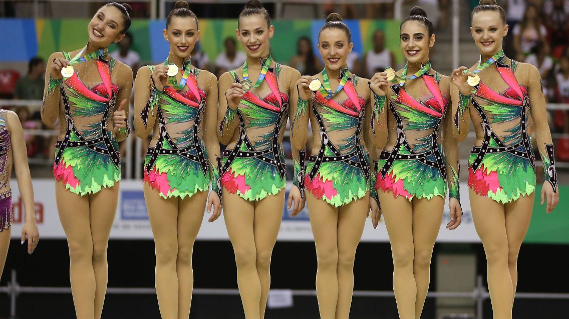 Nicht einmal ein Drittel davon wiegt Sina Tkaltschewitsch (3.v.r). Die Rhythmische Sportgymnastin wiegt als leichtestes Teammitglied ganze 46 kg.