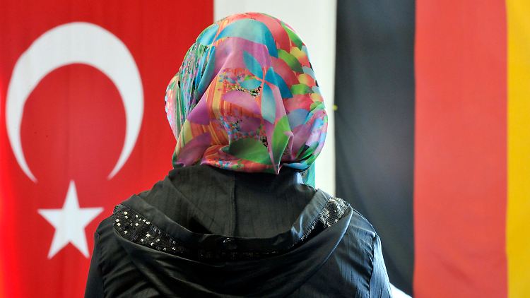 Eine Frau in einer Ditib-Moschee im hessischen Friedberg - wie kann die Kooperation mit den Verbänden künftig aussehen?