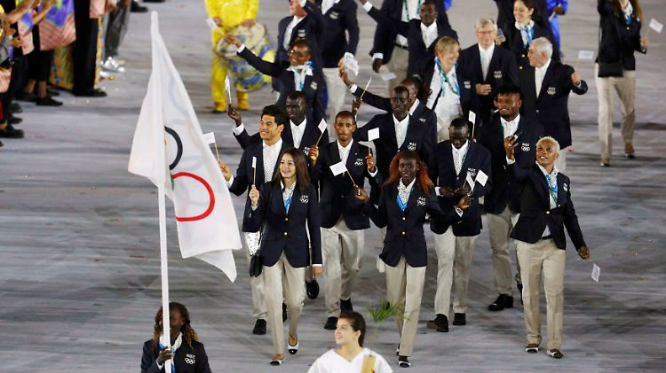 Flüchtlinge mehrere Länder laufen als eigene Mannschaft hinter der Olympischen Fahne ein.