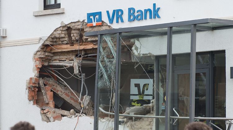 Nicht alle haben das Interesse an den Filialen verloren: Bankräuber besuchten diese Geschäftsstelle der VR Volksbank Raiffeisenbank in Mellingen Anfang des Jahres und verschafften sich mit einem Radlader Zutritt.