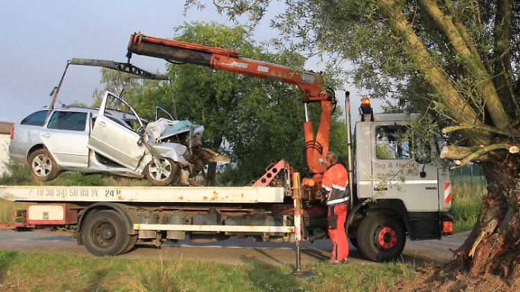 Der Pkw krachte frontal gegen einen Baum.