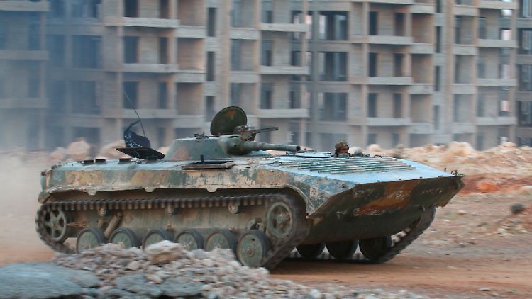 Ein Kämpfer der Fateh-al-Scham-Front in einem Panzer im Südwesten von Aleppo.