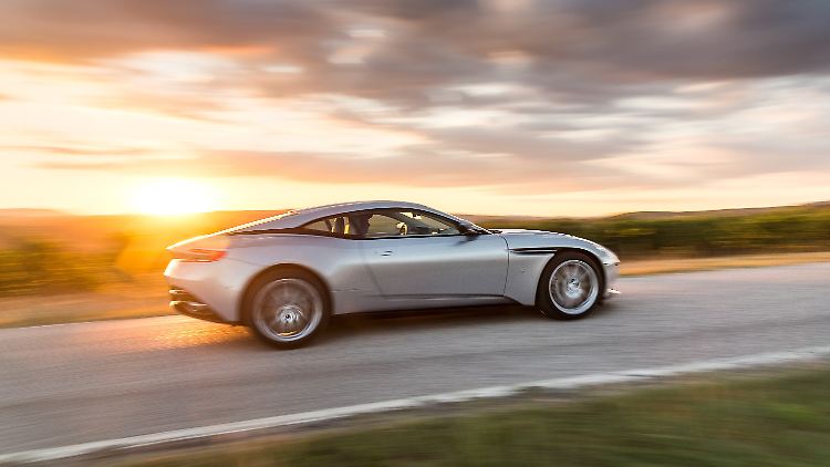 Die Achtgang-Automatik von ZF wechselt die Gänge wie mit Hammerschlägen und der DB11 stürmt voran, dass es eine wahre Freude ist.