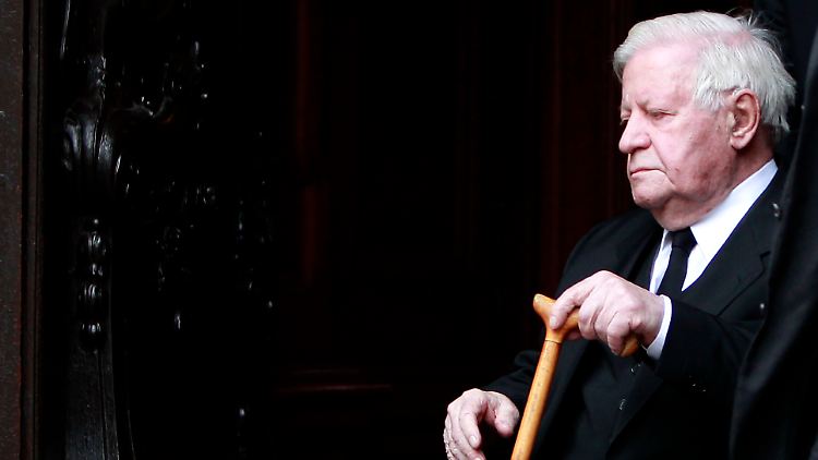 Um Fassung bemüht: Helmut Schmidt.