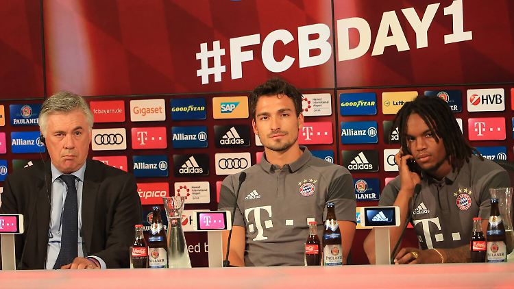 Carlo Ancelotti, Mats Hummel und Renato Sanches - drei Neue beim FC Bayern.