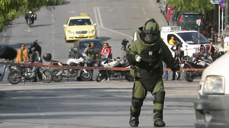 Ein Bombenentschärfer auf dem Weg zu einer der Briefbomben.