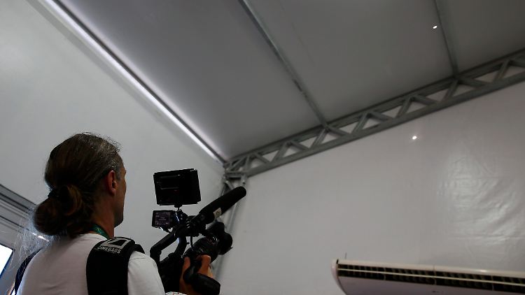 Reporter filmen im olympischen Reitsportzentrum die Einschusslöcher.