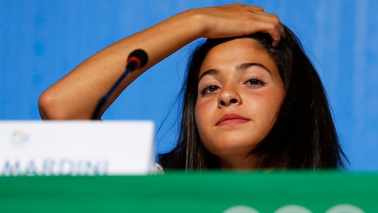 Yusra Mardini hört aufmerksam zu - und hat einiges zu sagen.