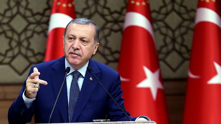 Der türkische Präsident Erdogan ließ nach dem Putschversuch Zehntausende Menschen festnehmen oder entlassen.