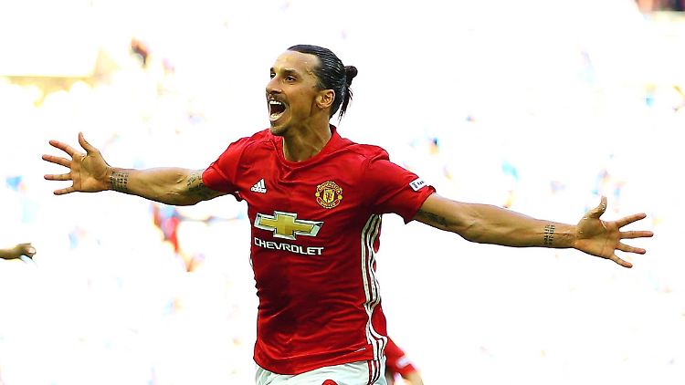 Ibrahimovic bejubelt seinen Treffer.