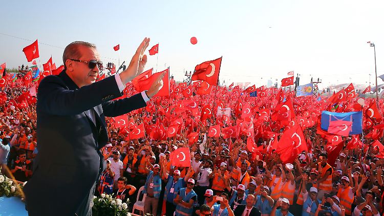 Erdogan lässt sich in Istanbul feiern.