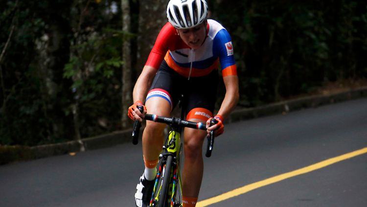 Annemiek van Vleuten stürzte weniger Kilometer vor dem Ziel in Führung liegend und musste ins Krankenhaus eingeliefert werden.