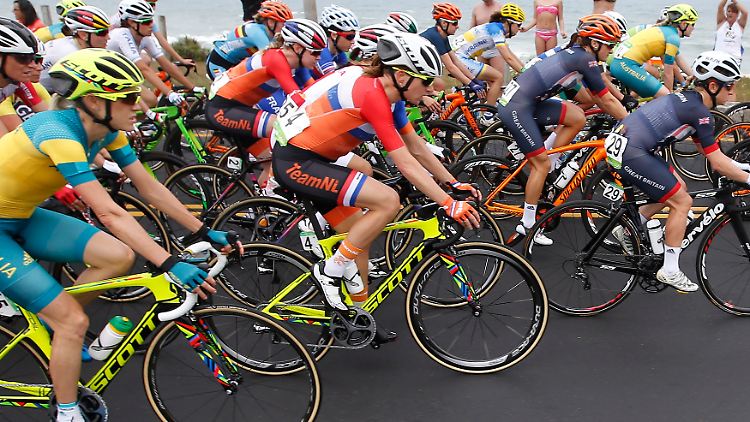 Annemiek van Vleuten - hier noch im Peloton.