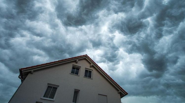 Fällt innerhalb weniger Stunden mehr als 100 Liter pro Quadratmeter Regen, kommt es oft zu Überschwemmungen. So viel kann kein Boden und keine Kanalisation aufnehmen. 