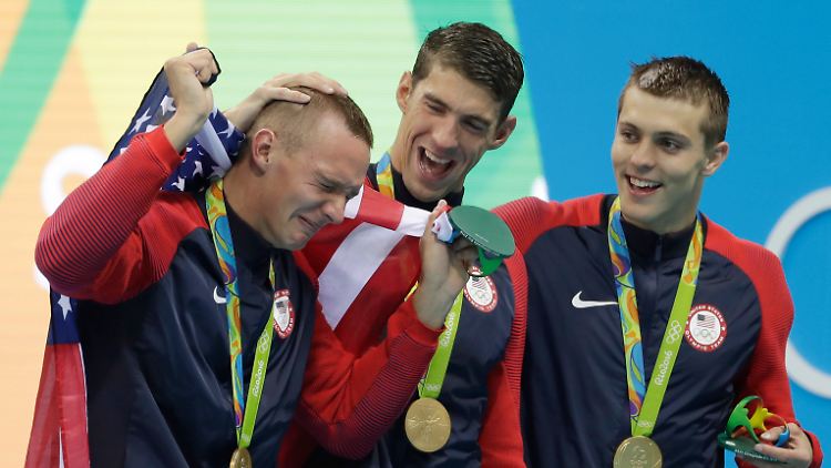 Im US-Team um Michael Phelps (M.) flossen auch Freudentränen.