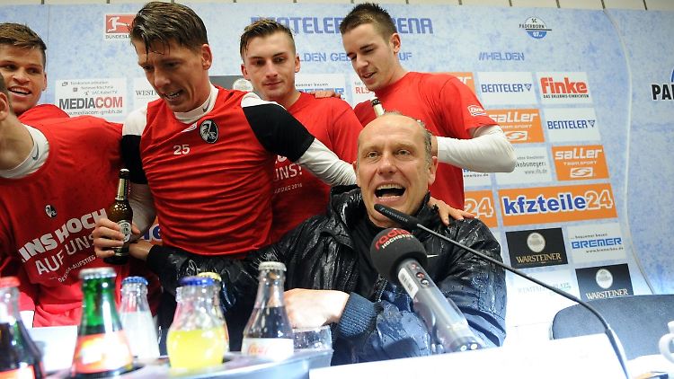 Aufstiegsfeier in Paderborn. Ansonsten sagt Trainer Christian Streich über seinen neuen Spieler Onur Bulut: "Er ist ein geiler Typ, hat eine unglaublich mitreißende Art. Ich würde ihm alles abkaufen - sogar Staubsauger!"