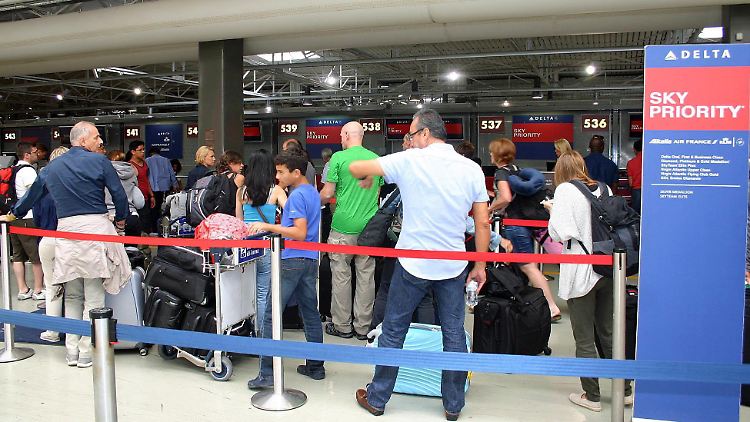 Auch am Flughafen in Rom-Fiumicino warten Delta-Kunden.