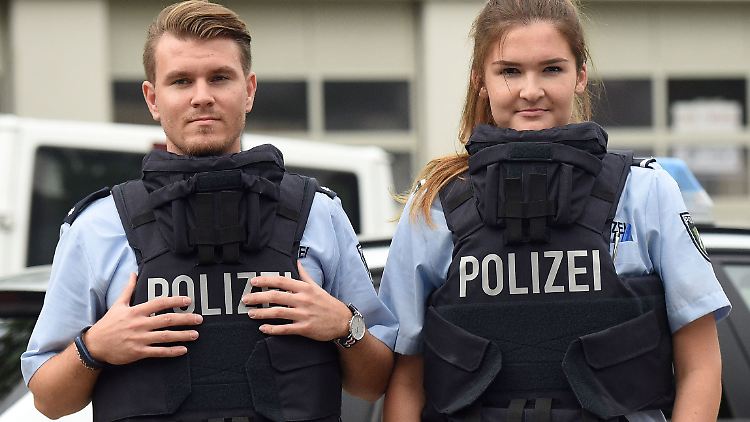Siebeneinhalb Kilogramm wiegen die neuen Sicherheitswesten.