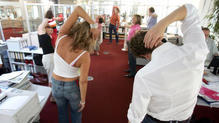 Büro-Gymnastik: Häufige Sitzunterbrechungen sind gut fürs Herz - und für die Figur.