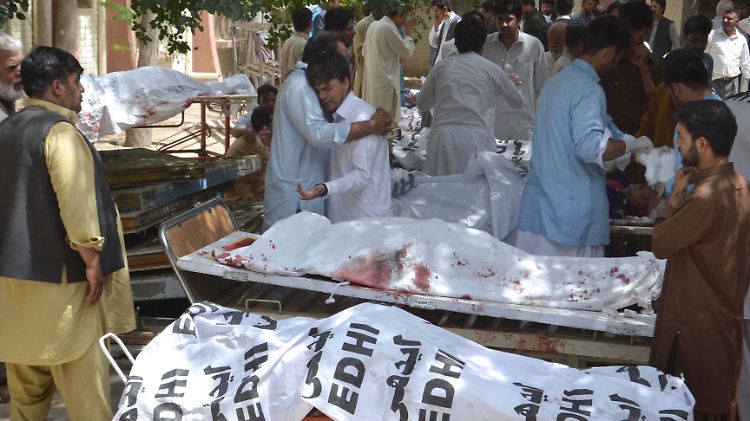 Unter den Opfern sind viele Rechtsanwälte.  Sie hatten sich vor der Klinik zu einer Trauerfeier versammelt, als die Bombe explodierte.