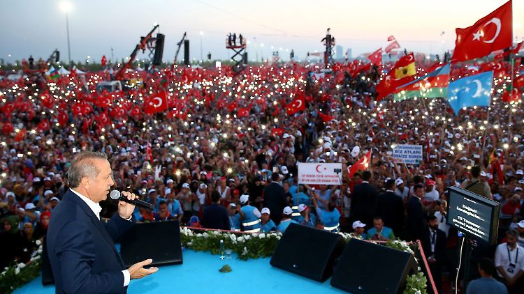 Großkundgebung in Istanbul: Erdogan findet, der Westen habe nur unzureichend auf den Putschversuch in der Türkei reagiert.