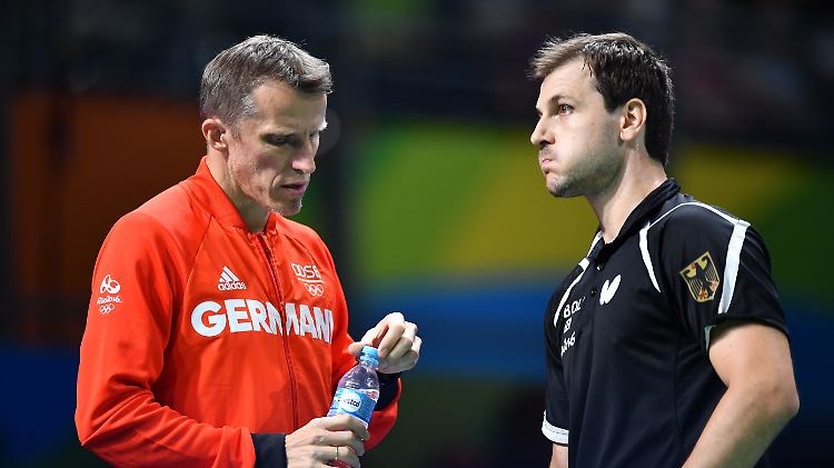 Bundestrainer Jörg Roßkopf und Timo Boll: Der Deutsche findet nie in sein Spiel.