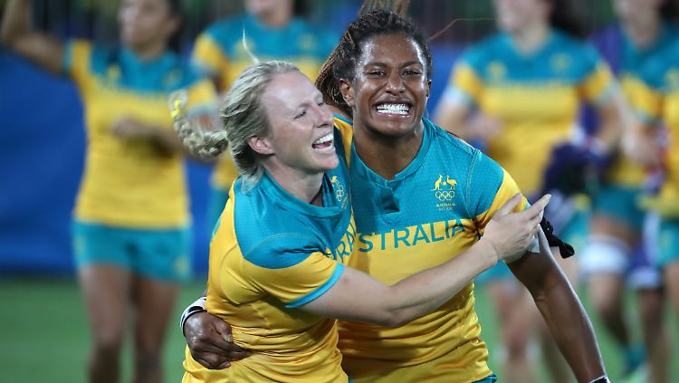 Gemma Etheridge (l.) und Ellia Green feiern Olympia-Gold im Frauen-Rugby.