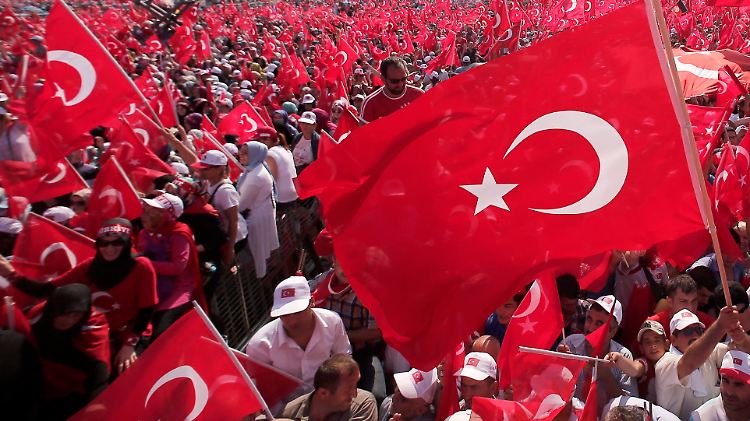 Bis in den August fanden in der Türkei allabendlich Demonstrationen gegen den Putschversuch vom 15. Juli statt.