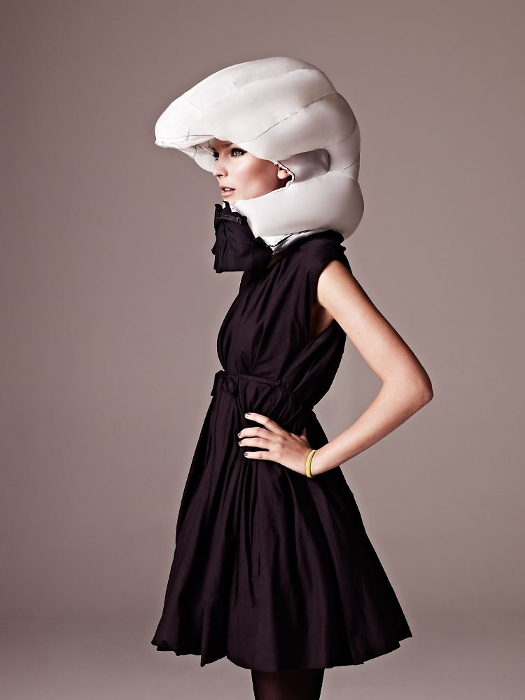 Im Normalfall ist der Helm nur eine Art Schal um den Hals. Beim Sturz sollen Sensoren den Airbag auslösen.