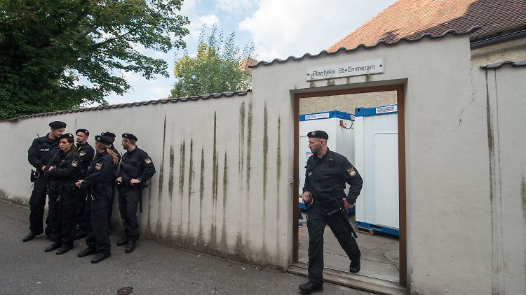 Die Polizei musste bei der Räumung des Regensburger Pfarrheims nicht aktiv eingreifen.