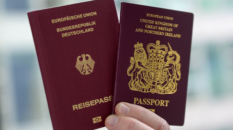 Einer dieser Pässe berechtigt künftig nicht mehr zur Reisefreiheit oder kommunalem Wahlrecht in der EU - und es ist nicht der linke.