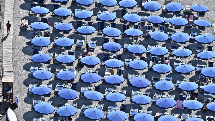 Handtuch-Reservierung über Nacht kann in manchen italienischen Orten  jetzt mit hohen Strafen geahndet werden.