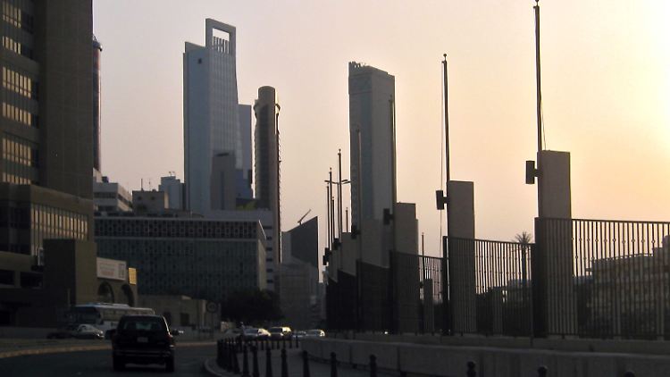 Die Einnahmen seien um 45 Prozent gesunken, heißt es aus Kuwait-Stadt.