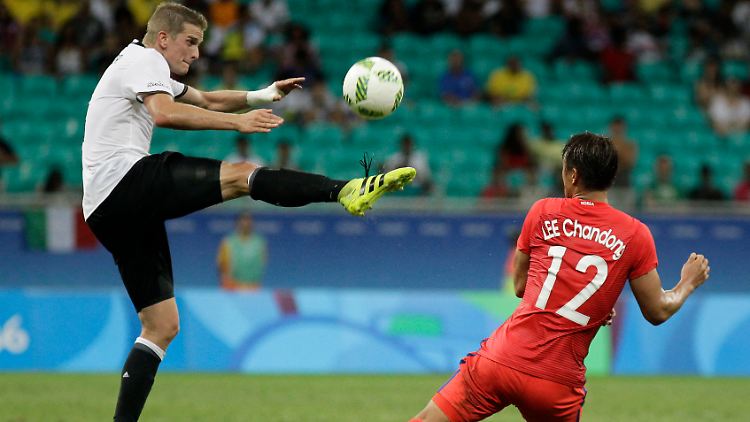 Auch wenn Lars Bender gelbvorbelastet ist: Gegen Fidschi lässt Hrubesch in Bestbesetzung antreten.