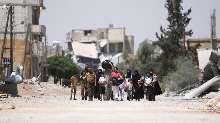 Zivilisten fliehen vor den Kämpfen in der Provinz Aleppo - begleitet von bewaffneten Rebellen. 