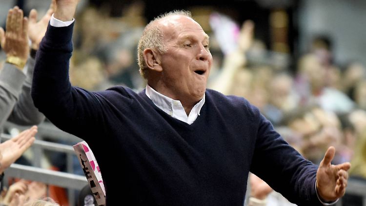 So kennen und lieben sie ihn beim FC Bayern Basketball: Uli Hoeneß.