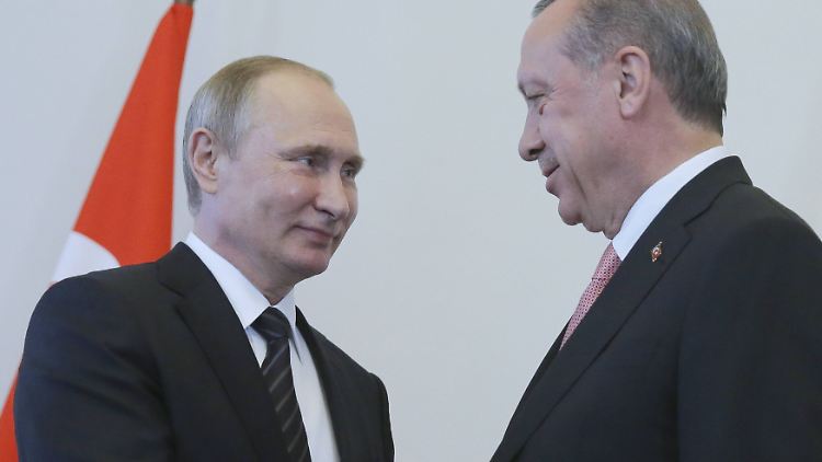 Kreml-Chef Putin und der türkische Präsident Erdogan bemühen sich in Sankt Petersburg um entspannte Mienen. 