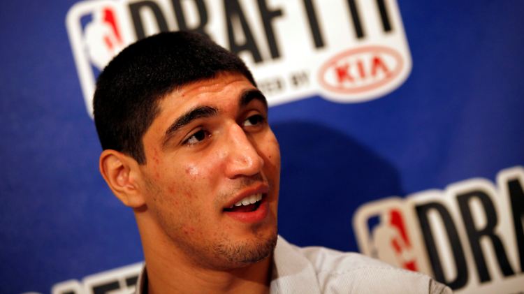 Der 24-jährige Enes Kanter macht sich nichts aus dem Kontaktabbruch seiner Familie, denn seine Liebe zu Gülen sei ihm wichtiger.