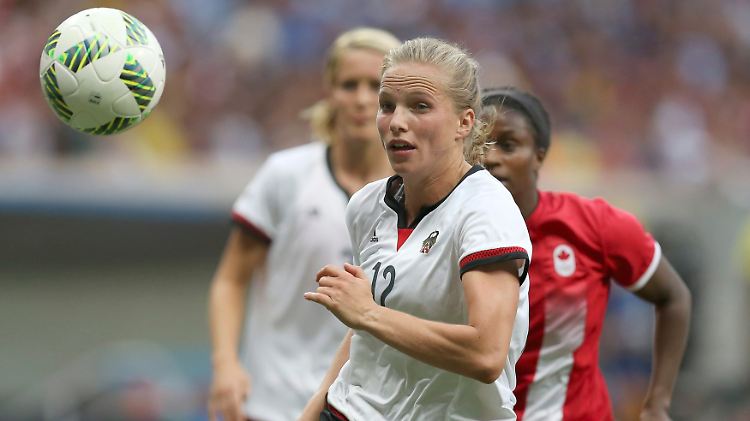 Tabea Kemme fokussiert auf den Ball.