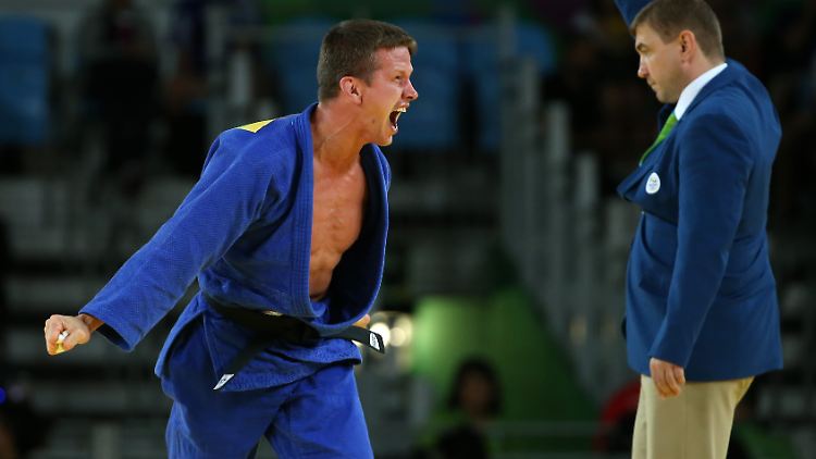Dirk van Tichelt feiert sein Olympia-Bronze.