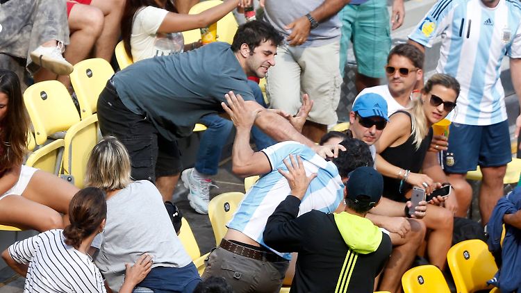 Box-Duell in der Tennis-Arena. Zwischen Argentiniern und Brasilianern kommt's in Rio teilweise zu schweren Auseinandersetzungen.
