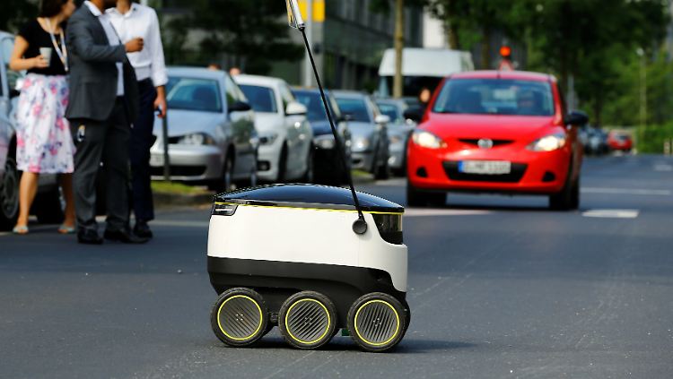 In Düsseldorf testet Media Markt die Lieferroboter von Starship Technologies.