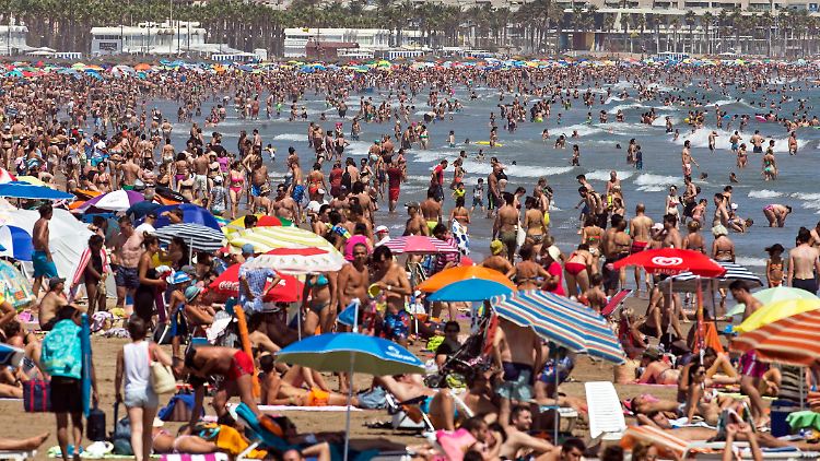 Gedränge am Strand von Valencia: Urlaub in Spanien ist derzeit besonders begehrt.
