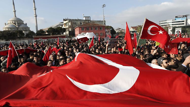 Gülen-Anhänger demonstrieren in der Türkei. Nicht nur dort, sondern auch in Deutschland haben sie einen schweren Stand.