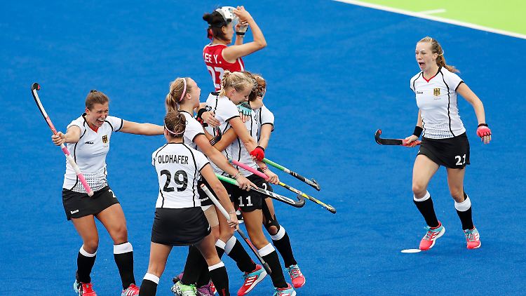 Spät, aber verdient: Deutschlands Hockeyspielerinnen freuen sich über das erste Tor gegen Südkorea.
