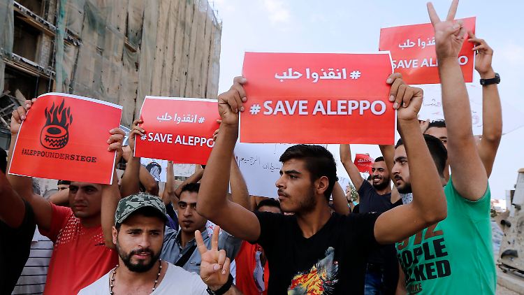 Die verbliebenen Bewohner von Aleppo protestieren, um zu retten, was von der zerbombten Stadt noch zu retten ist.