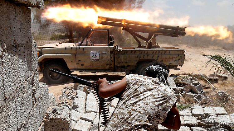 Schusswechsel mit dem IS in Sirte. Nach wie vor kontrollieren rund 1000 Dschihadisten die Wohnviertel der Stadt.